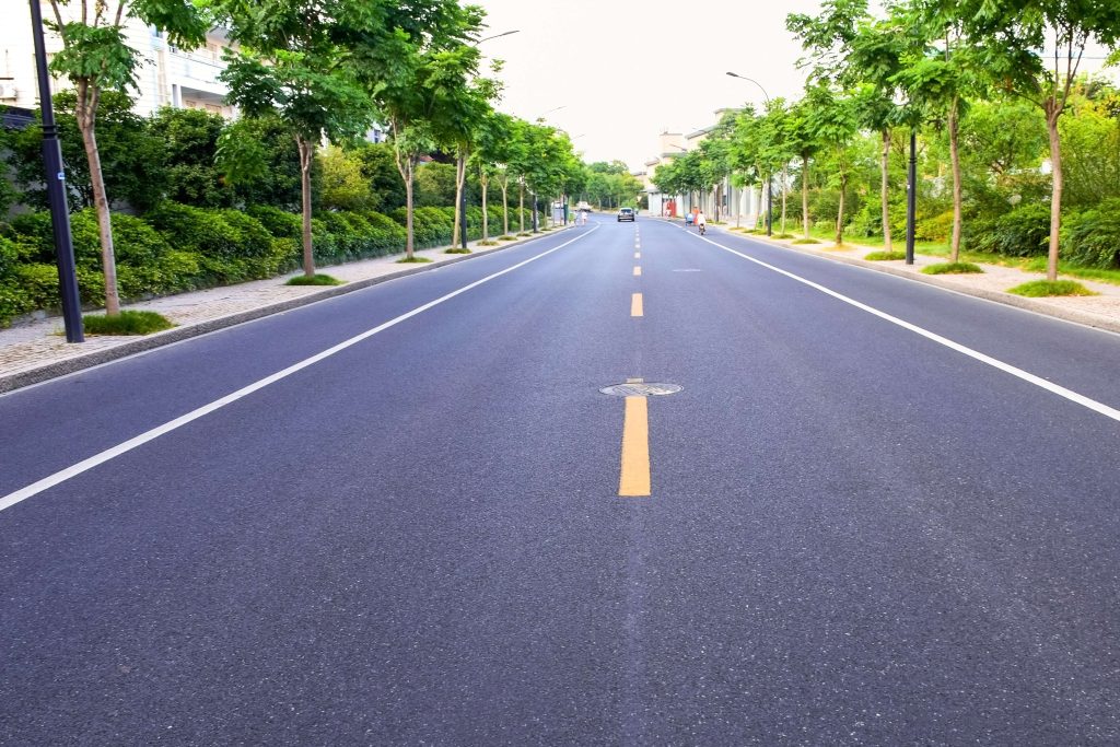 Marka Jalan vs Rambu Lalu Lintas: Fungsi & Regulasi