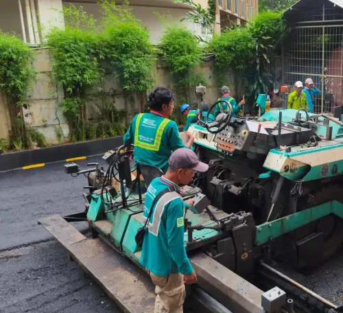 Pemadatan material aspal AC-BC dan AC-WC untuk konstruksi jalan