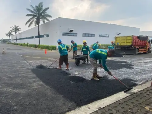 Pekerjaan pengaspalan menggunakan material ATB