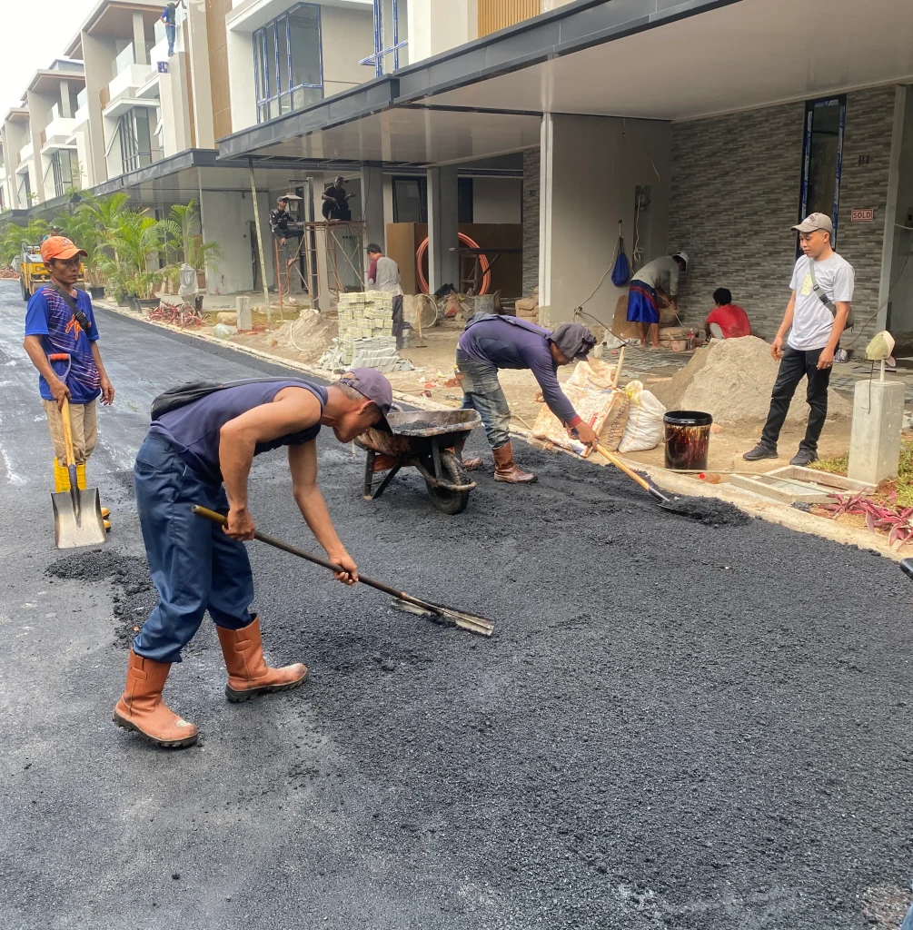 Jasa perbaikan jalan menggunakan aspal hotmix