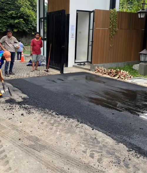 Jasa perbaikan jalan rusak dengan aspal hotmix