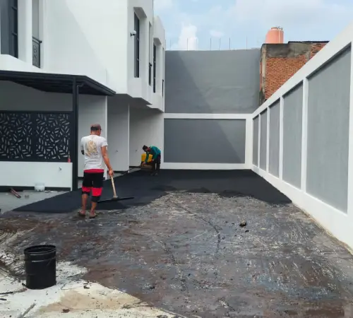 Permukaan jalan berlubang sebelum perbaikan aspal di Sumedang