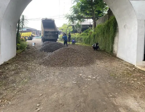 Kontraktor pengaspalan jalan menggunakan alat berat