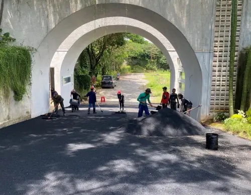 Proses pengaspalan jalan oleh kontraktor