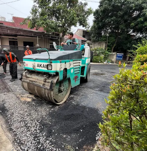 Pekerjaan pengaspalan menggunakan material ATB