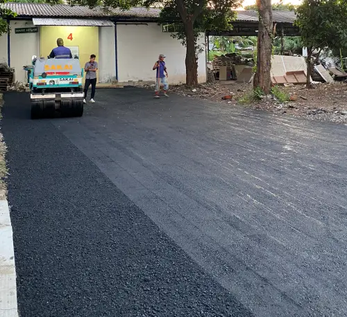 Finishing permukaan jalan setelah pemadatan aspal