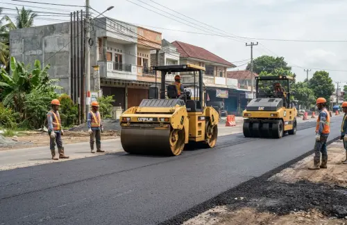 Tahapan pengaspalan jalan menggunakan tandem roller untuk pemadatan
