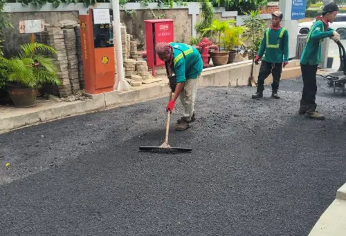 Proses pengaspalan jalan hotmix oleh tenaga profesional