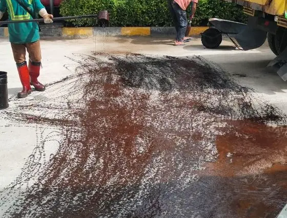Kontraktor jalan melakukan survei lokasi sebelum pengaspalan