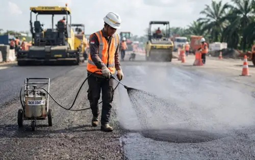 Tahapan pengaspalan jalan saat aplikasi tack coat
